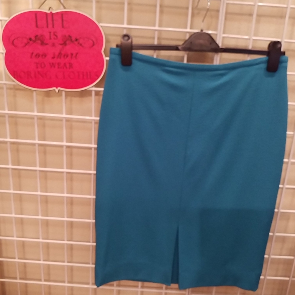 25" skirt, gusset front pleat